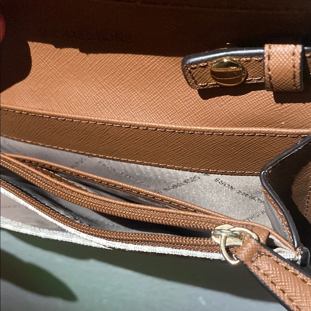 Michael Kors Cream Crossbody Bag with Gold Chain - Picture 5 of 6